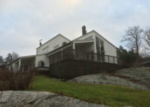 Lövekulle, Alingsås – modernistisk träarkitektur anpassad till berghällar och utmanande topografi